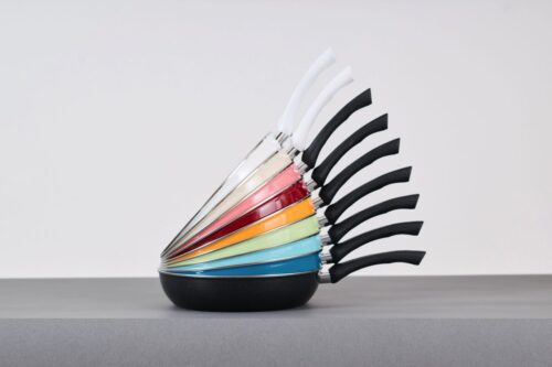Die bunten Pfannen aus der Serie „Nouvelle“ sind ein Hingucker und haben das Zeug zum Küchenliebling. Denn ihre bunten Farben von Orange bis Pink sehen strahlend aus. Praktisch sind der Glasdeckel und der Wärmebodenspeicher.