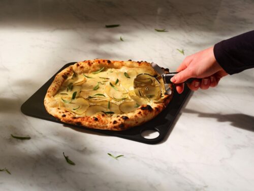 Das „Redo“ Pizzamesser von Rig-Tig hat einen Griff aus recyceltem Kunststoff und eine scharfe Klinge aus rostfreiem Stahl, ca. 15 Euro.