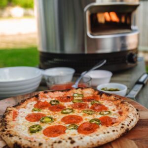 Das tolle Design fällt ins Auge. Doch auch technisch ist der Ofen modern und ideal, um im Garten die eigene Pizza zu backen. Man kann ihn mit Holz oder Gas betreiben, je nach Zubereitungswunsch, von Solo Stove, ca. 500 Euro.