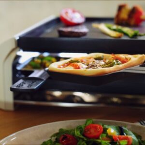 Für vier kleine Pizzen gedacht ist der Grill von Stöckli. Den Teig mit den Zutaten gibt man in ein Pfännchen, ähnlich wie beim Raclette, ca. 320 Euro.
