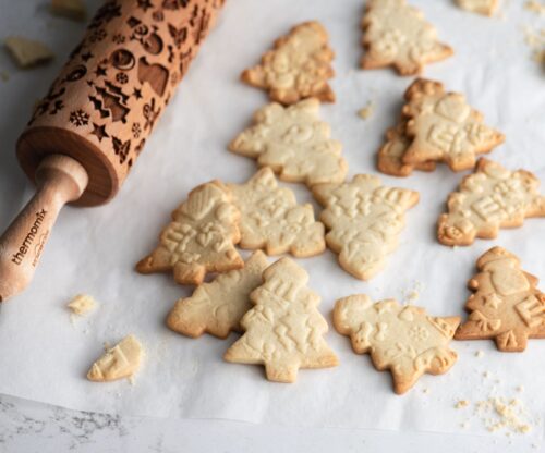 Kunstvolle Weihnachtsmuster können mit dem Nudelholz auf Plätzchen gerollt werden. Es ist aus Buchenholz gefertigt und lässt sich einfach mit einem feuchten Tuch reinigen. Von Thermomix, ca. 22 Euro. Witzig: Auf der Rolle ist auch die Silhouette des Thermomix eingraviert.