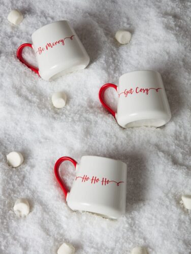 Ideal für ein weihnachtliches Heißgetränk, egal ob Kakao oder Glühwein. Alles wird stilvoll in den hübschen Bechern mit Schrift präsentiert. Zu kaufen über B & M.   
