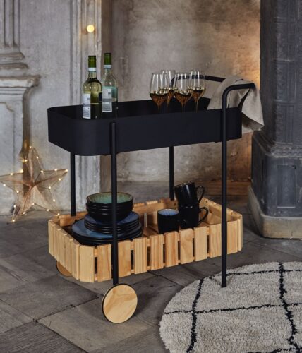 Der Couch-Servierwagen ist aus Massivholz und Metall gefertigt. Er hat ein junges, kreatives Design und ist absolut vorzeigefähig, von Baur.