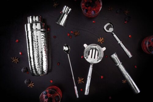 Luxuriös sieht der Cocktail-Shaker „Nassau“ von Fink Living aus gehämmertem Edelstahl aus. Aus der gleichen Serie gibt es das Bar-Set mit Flaschenöffner, Rührlöffel, Messbecher, Stößel und Barsieb.