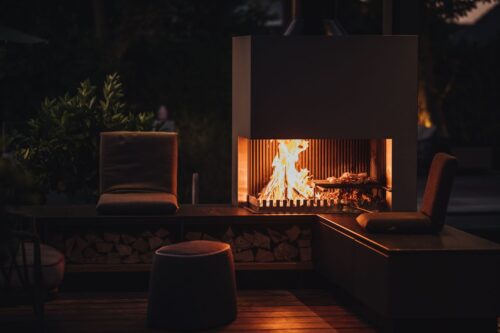 Wer den nötigen Platz auf der Terrasse hat, der kann sich dort einen Kamin fest installieren, der gleichzeitig auch als Grill dient. So kann man die Feuerstelle rund ums Jahr nutzen. Der Grill-Kamin ist von Freiluftfeuer. Er kann ganz individuell der eigenen Terrasse angepasst werden.