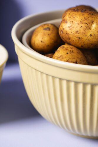 Kartoffeln sind sensibler als man denkt, deshalb ist es gut, sie auch so zu behandeln. Denn dann bleiben sie länger frisch. Die hübsche Schüssel ist von Ib Laursen.