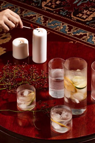 Es geht doch bei einem leckeren Cocktail nichts über stilvolle Gläser. Hochwertig kommen die transparenten Schönheiten aus Glas aus der Serie „Circle“ von Lasvit daher.