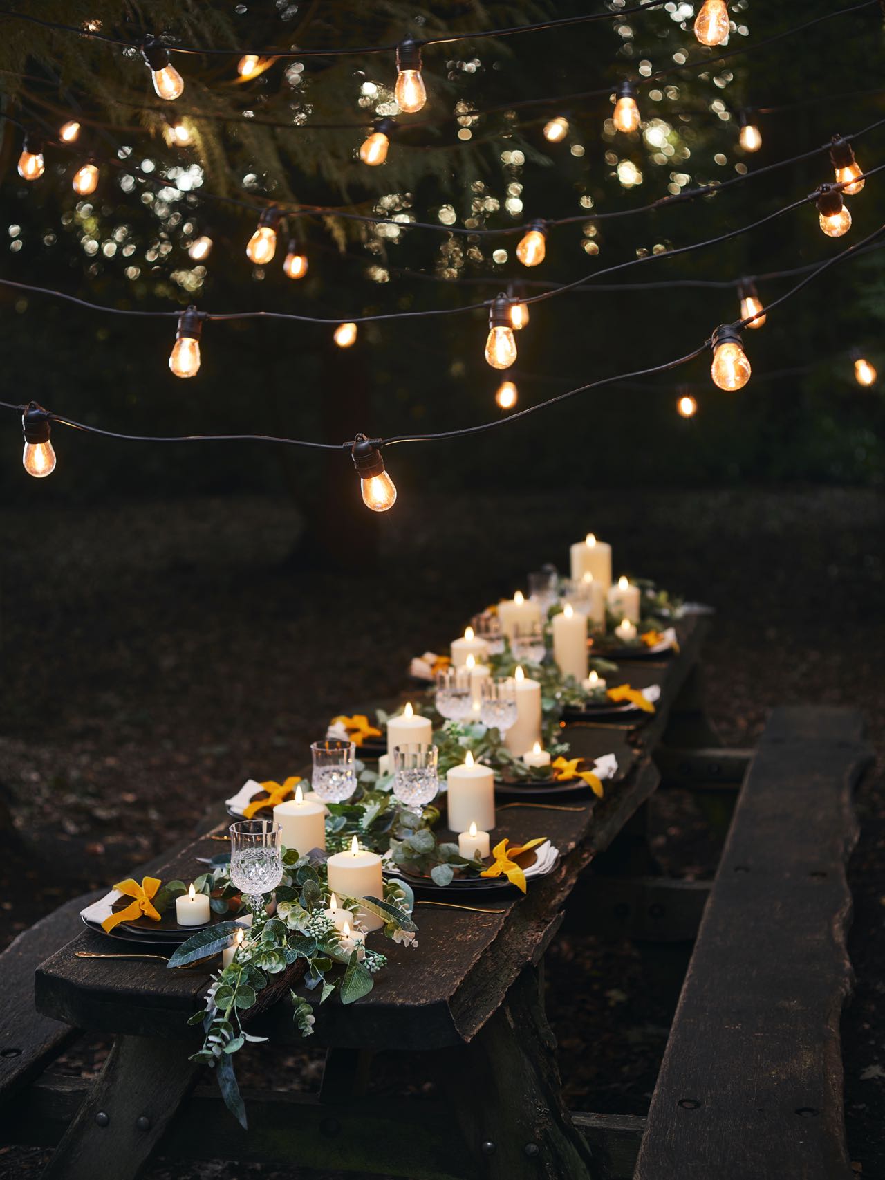 Bei einem Dinner an der frischen Luft kommt es auch auf den hübsch gedeckten Tisch an. Dekorative Teller, schöne Servietten oder frische Blumen und Kerzen schaffen die passende Optik. Ganz wichtig sind auch Lichterketten, die die nötige Portion Charme und Lässigkeit hineinbringen. Tolle Lichterketten gibt es von Lights4fun.