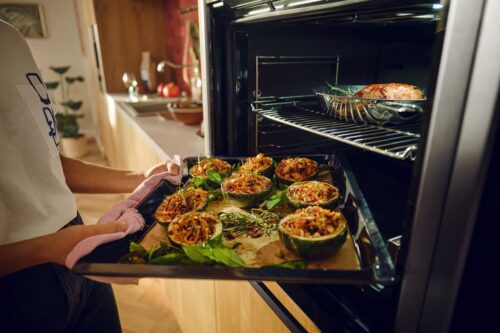 „Slide und Hide“, Backofen mit versenkbarer Tür von Neff. Mit „Full Steam“ ist auch ein Dampfgarer integriert.