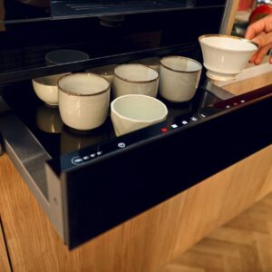 Neff bietet zum Backofen auch eine Wärmeschublade an. Der Kaffee schmeckt noch besser, wenn die Tassen vorher aufgewärmt werden und er dadurch nicht so schnell abkühlt. Sie lässt sich in unterschiedlichen Temperaturen einstellen.