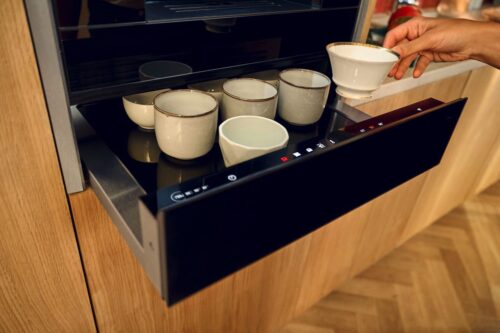 Neff bietet zum Backofen auch eine Wärmeschublade an. Der Kaffee schmeckt noch besser, wenn die Tassen vorher aufgewärmt werden und er dadurch nicht so schnell abkühlt. Sie lässt sich in unterschiedlichen Temperaturen einstellen.