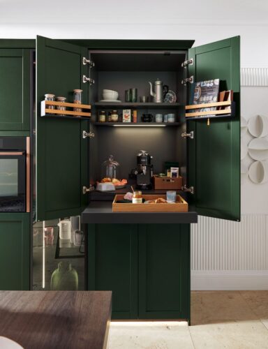 Diese stilvolle Kaffeebar, eingebettet in eine hochwertige Schüller-Küche, bietet den perfekten Ort für eine aromatische Auszeit. 