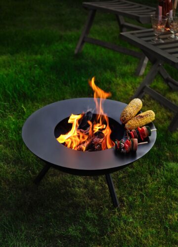 Feuerschale und Grillplatte in einem ist das Gerät von Philippi. Hier kann man am knisternden Feuer zusammensitzen und dabei sein Essen zubereiten. Die Schale aus pulverbeschichtetem Stahl hat einen Durchmesser von ca. 56 Zentimetern, ca. 300 Euro inklusive Feuerzange.