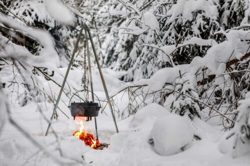 Wer sich warm anzieht, wird seine Freude haben beim Kochvergnügen mit dem Dutch oven. Er ist geeignet für den Einsatz direkt über dem Lagerfeuer. Perfekt ist der gusseiserne Feuertopf „FT6“ mit Deckel von Petromax. Er kann aufgehangen werden oder mit seinen stabilen Füßen direkt in der Glut stehen. Auch ein super Begleiter für den Camping-Urlaub.