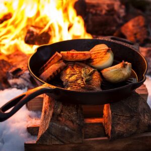 Aus schwerem Gusseisen hergestellt ist die Feuerpfanne von Petromax. Sie kann direkt über dem offenen Feuer genutzt werden. Das ist eine neue Form des Kochens und ideal, um Speisen zu braten. Denn die Pfanne speichert die Hitze sehr lange und ermöglicht dadurch gleichmäßige Bratergebnisse. Sie wiegt ganze 3.600 g und kostet ca. 50 Euro.