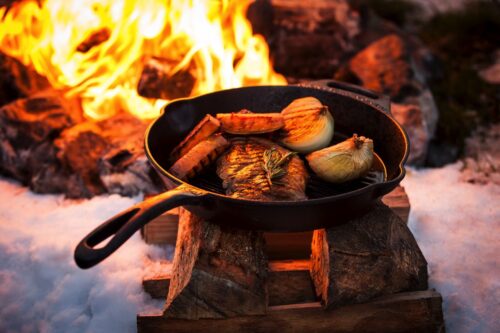 Aus schwerem Gusseisen hergestellt ist die Feuerpfanne von Petromax. Sie kann direkt über dem offenen Feuer genutzt werden. Das ist eine neue Form des Kochens und ideal, um Speisen zu braten. Denn die Pfanne speichert die Hitze sehr lange und ermöglicht dadurch gleichmäßige Bratergebnisse. Sie wiegt ganze 3.600 g und kostet ca. 50 Euro.
