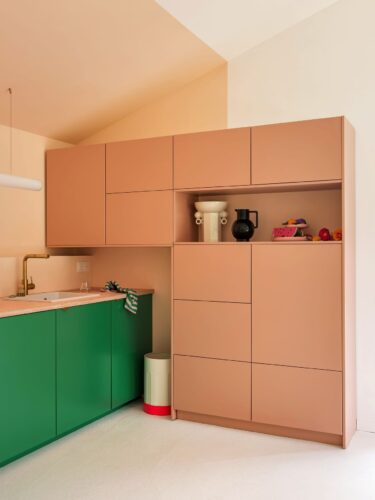 Mutig ist die Verbindung der Pantone Farbe zum kräftigen Grün. Da weiß man gar nicht, wo man zuerst hinschauen soll. Beides wirkt toll, passt erstaunlich gut zusammen und bleibt allen Küchenbesuchern garantiert in Erinnerung, von Plum Living. 

