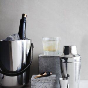 Champagner-Kühler, Shaker, Ausgießer und Messbecher, alles ist aus hochglanzpoliertem Edelstahl gefertigt und wirkt zusammen besonders harmonisch, von Rosendahl.