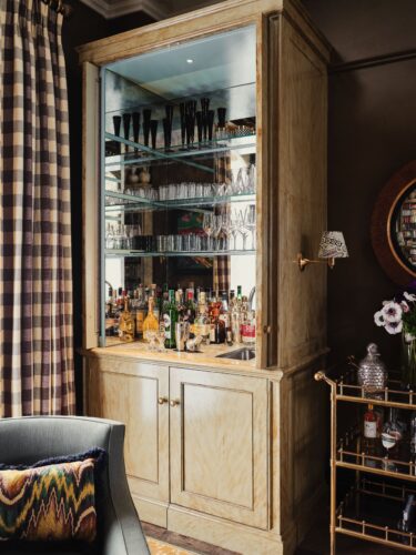 Der Schrank ist praktisch, um alles darin aufzubewahren, was man für eine Bar benötigt. Sogar ein kleines Spülbecken ist integriert. Der Barwagen ist ideal, um die Drinks darauf zu servieren, von Sibyl Colefax & John Fowler.