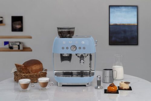 Für Liebhaber italienischer Kaffeekultur ist die Siebträger-Kaffeemaschine von Smeg genau richtig. Sie ist mit einer professionellen Brühtechnik ausgestattet und erzielt eine super Crema. Extra: Sie kann neben Espressopulver auch mit Kaffee-Pads betrieben werden. Blickfang ist die Farbe und die Retro-Optik.