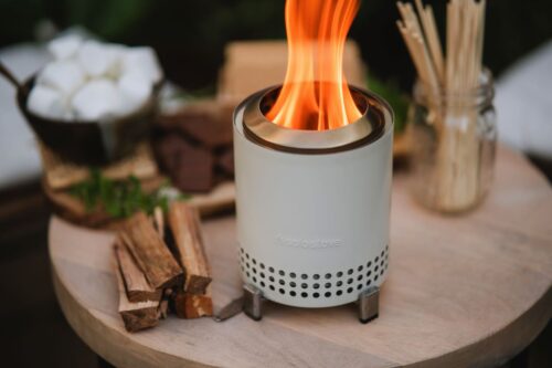Der raucharme Tischkamin “Mesa” schafft mit seinem Feuer eine super gemütliche Atmosphäre. Das ist an kalten Wintertagen besonders schön. Er kann mit Pellets oder Holz beheizt werden. Es gibt ihn in unterschiedlichen Farben, aus Edelstahl, ca. 95 Euro.
