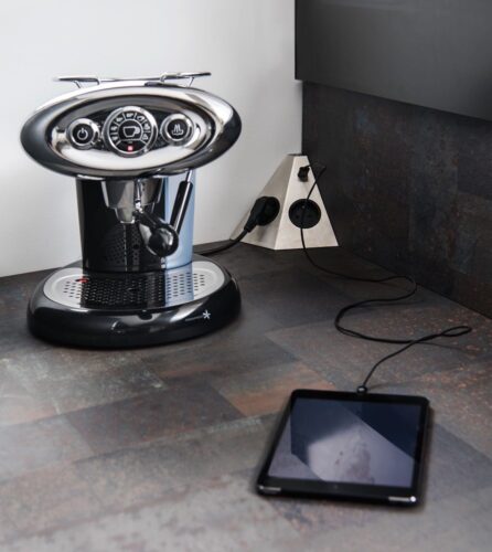 Clevere Ecklösung mit USB-Anschluss. Von Schmidt Küchen. 