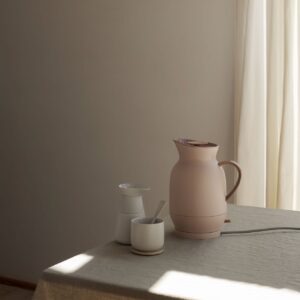 Der Wasserkocher von Stelton ist einer griechischen Amphore nachempfunden und heißt auch „Amphora“, er hat den Farbton „Soft Peach“.