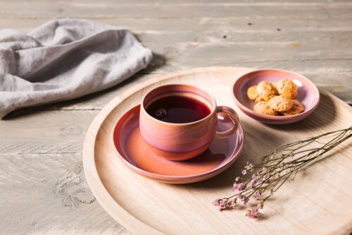 So hübsch changiert das elegante Geschirr „Perlemor“ in „Coral“ mit Farbverlauf von Villeroy & Boch. Schmeichelt hellem Holz.

