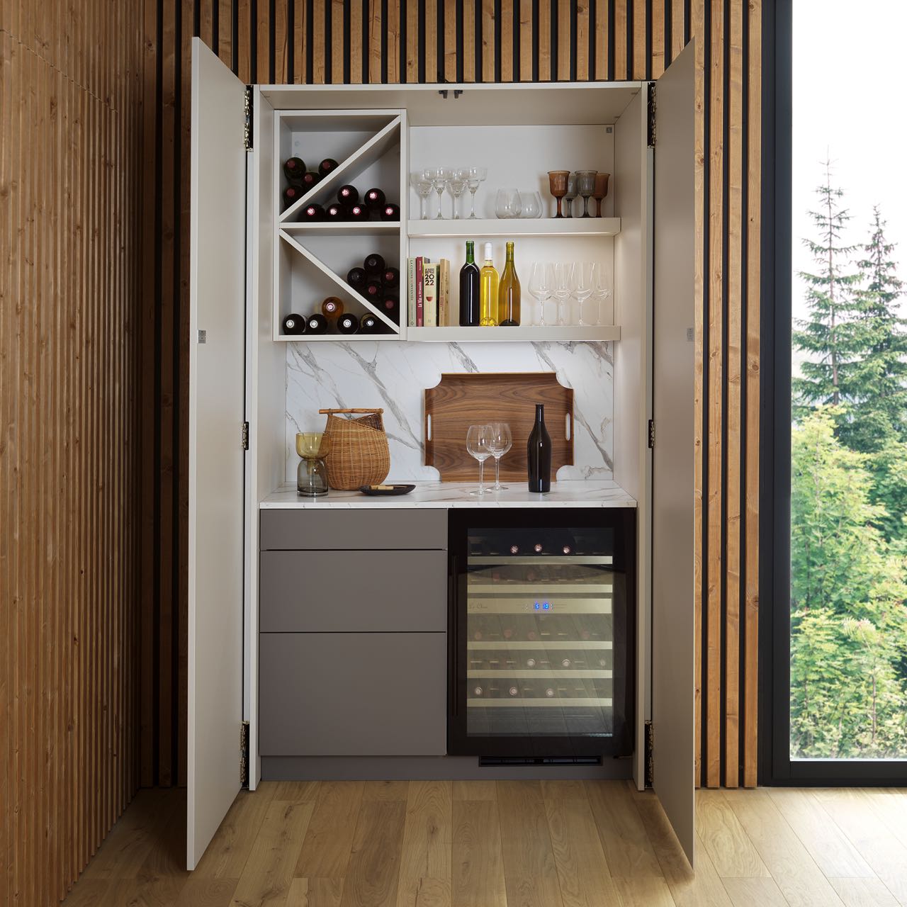 Diese perfekt ausgestattete Homebar von Schmidt Küchen wird, wenn sie nicht gebraucht wird, hinter versenkbaren Türen versteckt.