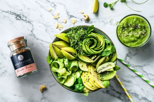 Grüne Lebensmittel sind gesund und eine Wohltat für die Augen. Daraus lassen sich Salate, Bowls oder Smoothies zubereiten. Für Avocados gibt es das leckere Gewürz „Avocado Finisher“ von Ankerkraut.

