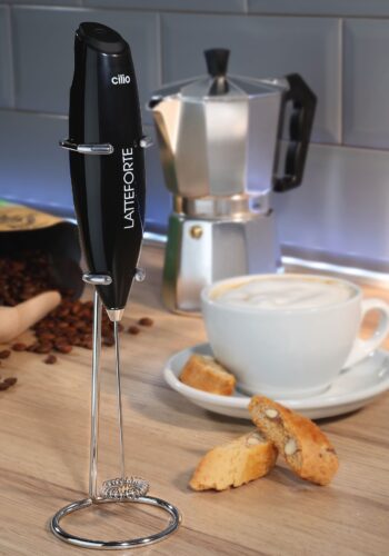 Für Kaffeegetränke wie Cappuccino, Caffè Latte oder Flat White ist ein optimal cremig geschlagener Milchschaum wichtig. Hervorragend zaubern lässt er sich mit dem neuen Milchaufschäumer „Latteforte“ von Cilio. Schnell und effizient rührt er auf Knopfdruck los. Reinigen lässt er sich einfach.
