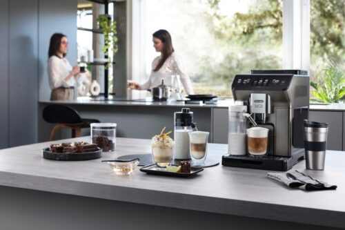 Der Vollautomat „Eletta Explore“ von DeLonghi bietet eine große Kaffeevielfalt. Es gibt 40 voreingestellte Rezepte und auch kalter Milchschaum kann zubereitet werden.