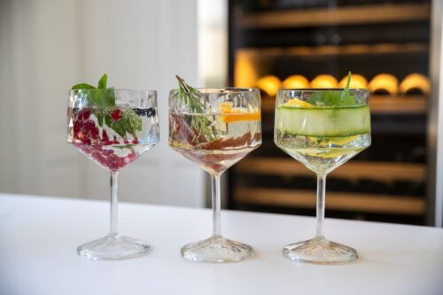 Das Stilglas sieht aus wie ein edles Glas, ist aber aus thermoplastischem Kunststoff. Ideal ist das, wenn draußen im Garten gefeiert wird oder bei einem Winter-Picknick. Die Form ist edel und super für tolle Cocktails. Von Koziol.