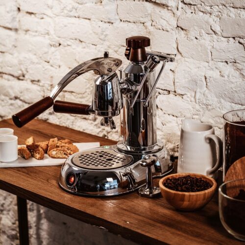 Ganz elegant mit Holzgriffen präsentiert sich die Handhebelmaschine „Stradivari“ von la Pavoni. Die Maschine der italienischen Traditionsmarke brüht den Espresso mit maximalem Druck bei ca. 92°C auf. Für die perfekte Crema sorgt der professionelle Siebträger mit passendem Sieb. 