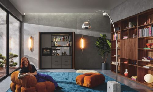 Perfekter ausgestattet kann eine Bar nicht sein: Schränke, Regalfächer und Details sorgen bei der Home-Bar von next125 für den Wow-Effekt. Praktisch: Der Schrank lässt sich mit den versenkbaren Türen verschließen.