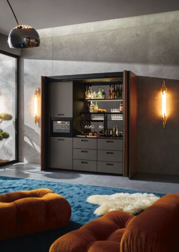 Perfekter ausgestattet kann eine Bar nicht sein: Schränke, Regalfächer und Details sorgen bei der Home-Bar von next125 für den Wow-Effekt. Praktisch: Der Schrank lässt sich mit den versenkbaren Türen verschließen.