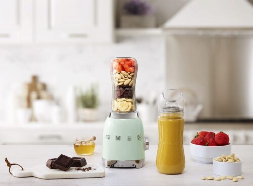 Gesunde Köstlichkeiten können im Stadmixer von Smeg zubereitet werden. Praktisch: der integrierte Becher, der gleichzeitig ein To-go-Becher ist.