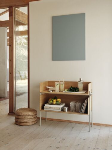 Jedes Regal, Sideboard oder Schrank lässt sich im Grunde zu einer Bar umfunktionieren. Dieses Regal ist ganz dezent mit dem Nötigsten dafür bestückt. Alles von Stelton.