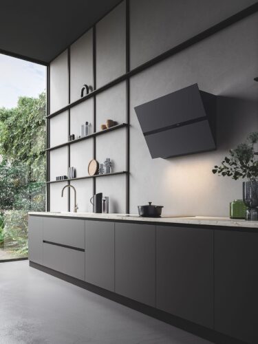 Die Wandhaube „Fusion“ besteht aus mattem schwarzen Glas und begeistert mit dem edlem Materialmix und der LED-Beleuchtung. Sie hat einen polierten Rahmen und ist außergewöhnlich leistungsstark. Spannend sind auch die geometrischen Linien. Insgesamt bildet sie ein dekoratives Ensemble mit der ebenfalls matten Küchenzeile.