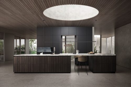 Super ist der Materialmix, der aus hochwertigen Werkstoffen besteht. Dabei wird die Furnierfront „Bahia“ durch die vertikale Rillenstruktur besonders und noch interessanter, weil die Rillen selbst asymmetrisch sind. Die Küche von Leicht ergänzt den Stil aber durch schlichte Oberflächen bei den Hochschränken. Ein eleganter Kontrast ist die Arbeitsfläche aus Marmor.