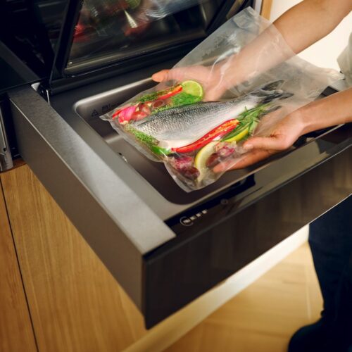 Mit der Vakuumierschublade von NEFF, die sich direkt unter dem NEFF 45 cm breiten Backofen unterbringen lässt, werden Gerichte ganz einfach luftdicht verschweißt. Perfekt für die gesunde Sous-Vide Garmethode.