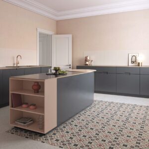 Hier wird mit Farben gespielt. Ganz geschickt sind helle und dunkle Elemente miteinander kombiniert. Das Rosa frischt das Grau dabei stilvoll auf – an der Wand und auch bei den Fronten. Ein Blickfang sind die Fliesen von Porcelain Superstore, die mosaikartig verlegt sind. 