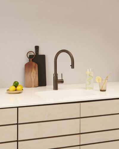 Ein Wasserhahn von Quooker hat viele tolle Eigenschaften. Dazu gehört, dass man innerhalb von vier Sekunden kochendes Wasser aus dem Hahn bekommt. Das gleiche gilt für gekühltes Wasser. Praktisch ist der herausziehbare Schlauch. Es gibt die Armatur „Flex“ in unterschiedlichen Farben, unter anderem im angesagten Ton „Gunmetal“.