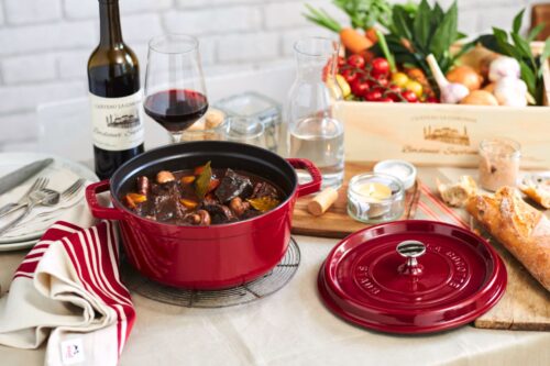 Leckerer Schmorbraten aus einem Gusseisen Bräter von Staub ist nicht nur ein kulinarischer Genuss, sondern auch ein optischer Hingucker. 
