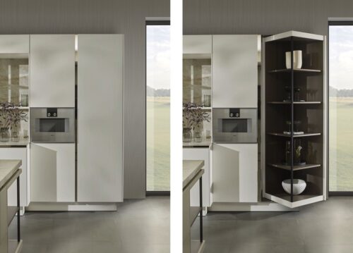 Bei SieMatic gibt es in dieser Saison Geheimnisse, die aber super nützlich sind. Auf den ersten Blick ist die Technik des Schrankes nicht zu erkennen und nichts verrät die elegant gestaltete Ecke. Sie nennt sich „SecretSpace“. Dabei wird ganz schnell dank Rotation aus einem geschlossenen Schrank ein edles, furniertes Regal im Kontrastfarbton, das Küche und Wohnen ansehnlich verbindet. Ein tolles visuelles Erlebnis! Praktisch: Im geöffneten Zustand steht keine Tür und kein Auszug im Weg. 