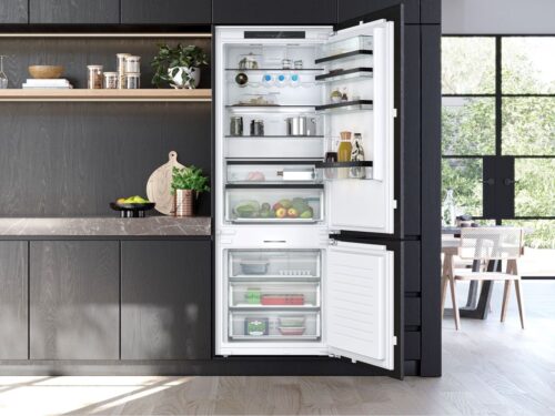 Vorratshaltung wird aus den unterschiedlichsten Gründen immer wichtiger. Ein Grund ist, dass viele nach wie vor im Home-Office arbeiten und häufiger zuhause essen. Deshalb geht der Trend bei den Kühlschränken klar zu mehr Volumen. Meist handelte es sich dabei um Solo-Geräte, jetzt hat Siemens Hausgeräte auch einen breiteren, voll integrierbaren Kühlschrank auf den Markt gebracht. Dafür führt die Marke mit 194 Zentimetern eine neue Einbauhöhe ein, im Vergleich zur 178er Standard-Kühl-Gefrierkombination hat das neue XL-Modell damit 11 Prozent mehr Nutzvolumen. Das betrifft auch die Fächer für Grünzeug, die zusätzlich mit einem „hyperFresh Frischhaltesystem“ ausgestattet sind.