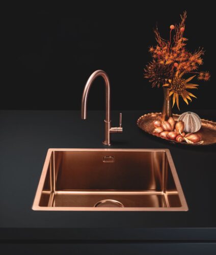 Das Spülenmodell Como 50 Copper von Falmec überzeugt durch seinen feurigen Glanz. Das Material ist zu 100 % recycelbar und korrosionsbeständig, langlebig und leicht zu reinigen. 