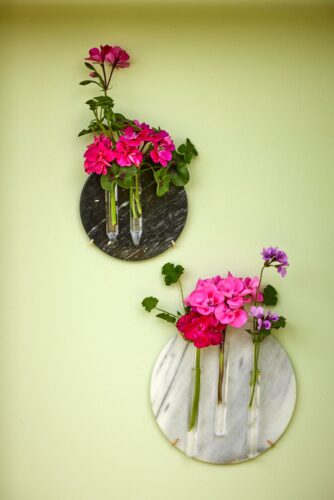 Eine Extraportion Blütenzauber kommt mit Geranien ins Haus. Sie dürfen ruhig im Garten oder Blumenkasten gepflückt werden, das regt das Wachstum der Pflanze sogar an. Süß ist die selbstgemachte Wand-Aufhängung. Dafür Reagenzgläser mit Heißkleber auf die Marmorbrettchen aufbringen. Wichtig ist eine stabile Befestigung an der Wand. Weitere Infos unter www.meine-geranien.de