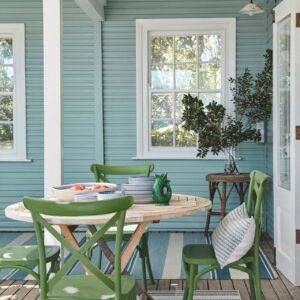 Zartes Blau ist ein guter Kombipartner für softes Grün. Das macht den Look sehr nordisch und sommerlich leicht. Ebenfalls ideal für das Outdoor-Esszimmer. Die Farben sind von Little Greene.