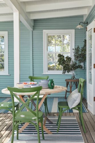 Zartes Blau ist ein guter Kombipartner für softes Grün. Das macht den Look sehr nordisch und sommerlich leicht. Ebenfalls ideal für das Outdoor-Esszimmer. Die Farben sind von Little Greene.